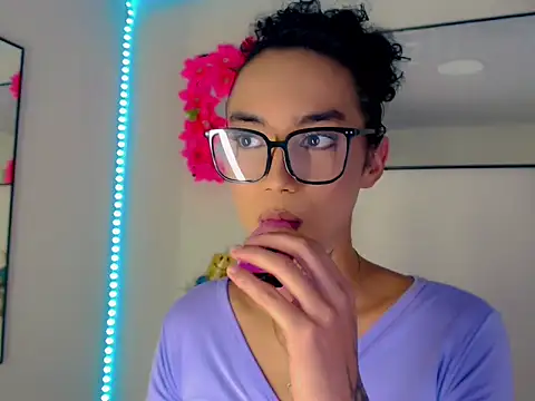 Darianna A online show from April 17, 9:29 pm