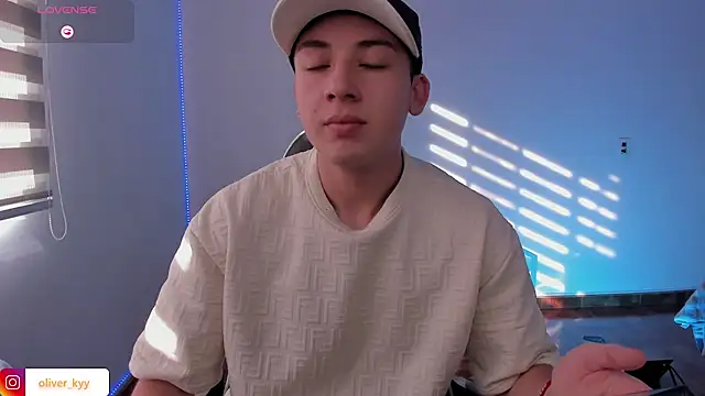 Snapshot of OLIVER_K chatting on May 19, 9:43 pm OLIVER K online show from May 19, 9:43 pm