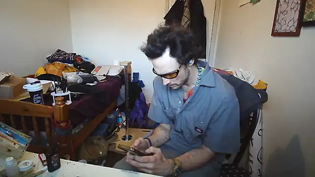 Snapshot of JohnnyMoves chatting on May 9, 11:21 pm JohnnyMoves online show from May 9, 11:21 pm