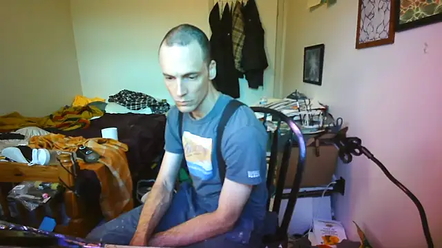 Snapshot of JohnnyMoves chatting on June 12, 7:24 pm JohnnyMoves online show from June 12, 7:24 pm