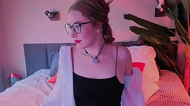 Snapshot of ShowmeYourfetish chatting on June 4, 4:18 am ShowmeYourfetish online show from June 4, 4:18 am
