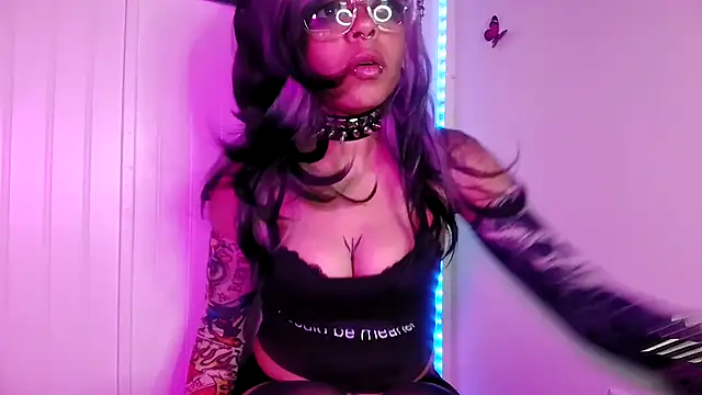 Snapshot of nerdyhotgoth chatting on June 18, 2:54 pm nerdyhotgoth online show from June 18, 2:54 pm
