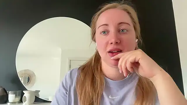 Snapshot of arielsweetieee chatting on June 5, 6:52 am arielsweetieee online show from June 5, 6:52 am