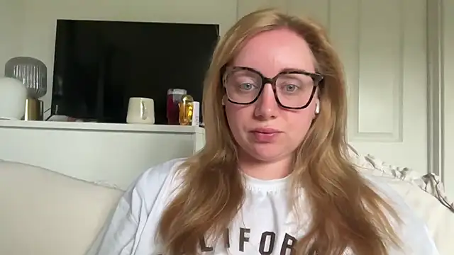 Snapshot of arielsweetieee chatting on June 6, 7:02 am arielsweetieee online show from June 6, 7:02 am
