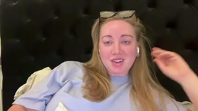 Snapshot of arielsweetieee chatting on June 8, 3:40 am arielsweetieee online show from June 8, 3:40 am
