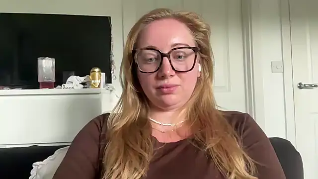 Snapshot of arielsweetieee chatting on June 8, 3:56 pm arielsweetieee online show from June 8, 3:56 pm