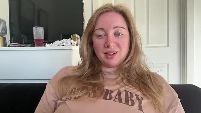 Snapshot of arielsweetieee chatting on June 9, 7:53 am arielsweetieee online show from June 9, 7:53 am