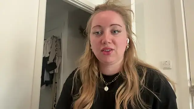 Snapshot of arielsweetieee chatting on June 10, 2:16 pm arielsweetieee online show from June 10, 2:16 pm