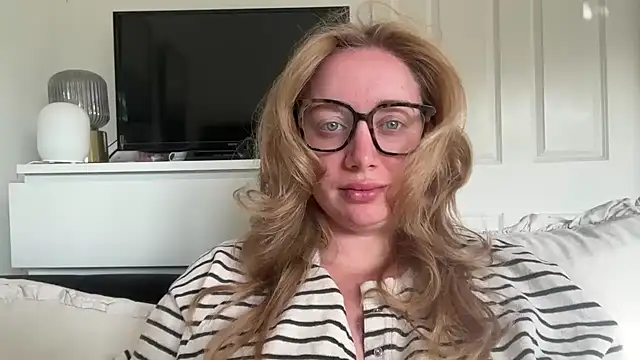 Snapshot of arielsweetieee chatting on June 13, 6:44 am arielsweetieee online show from June 13, 6:44 am
