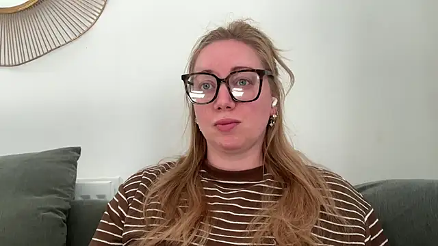 Snapshot of arielsweetieee chatting on June 14, 7:43 am arielsweetieee online show from June 14, 7:43 am