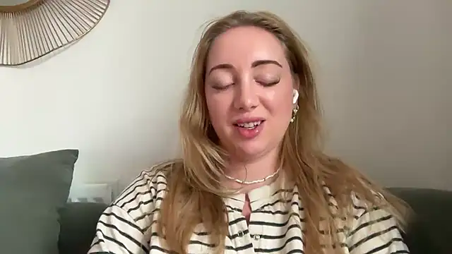 Snapshot of arielsweetieee chatting on June 16, 8:50 am arielsweetieee online show from June 16, 8:50 am