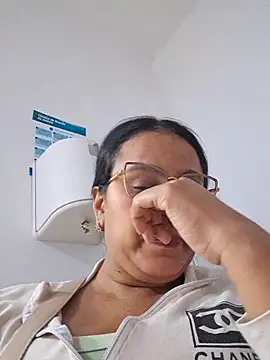 Snapshot of Samanta-42 chatting on May 18, 3:24 am Samanta-42 online show from May 18, 3:24 am