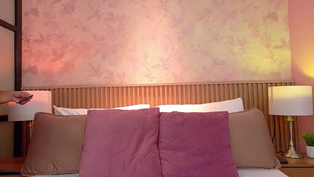 Snapshot of Darcy_glow_ chatting on July 11, 11:46 am Darcy glow online show from July 11, 11:46 am