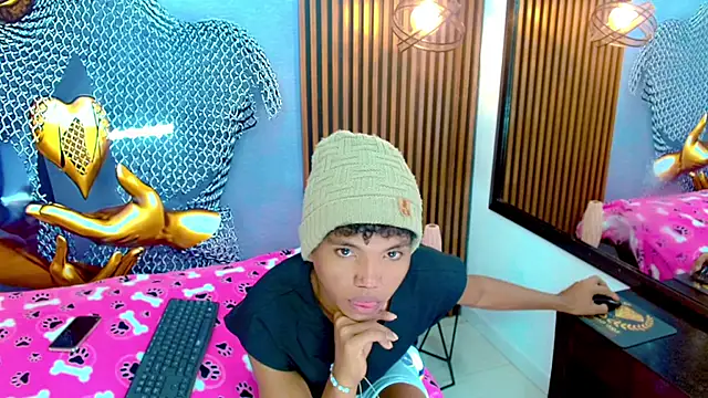 Snapshot of Chris_Hott chatting on May 18, 7:09 pm Chris Hott online show from May 18, 7:09 pm