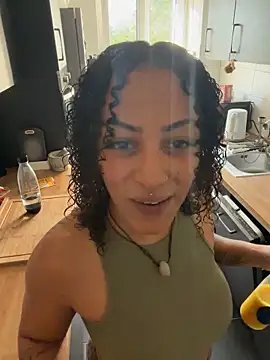 Snapshot of SweetPetiteNoir chatting on June 13, 5:16 am SweetPetiteNoir online show from June 13, 5:16 am
