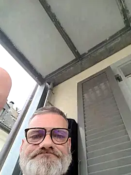 Snapshot of Thomster72 chatting on May 10, 12:43 pm Thomster72 online show from May 10, 12:43 pm