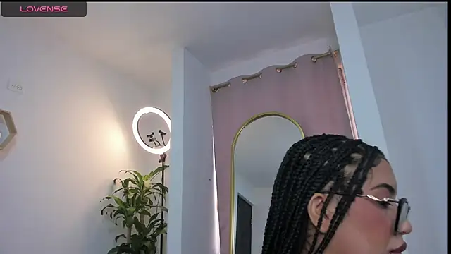 Snapshot of Miss_ebony77 chatting on May 7, 1:38 pm Miss ebony77 online show from May 7, 1:38 pm