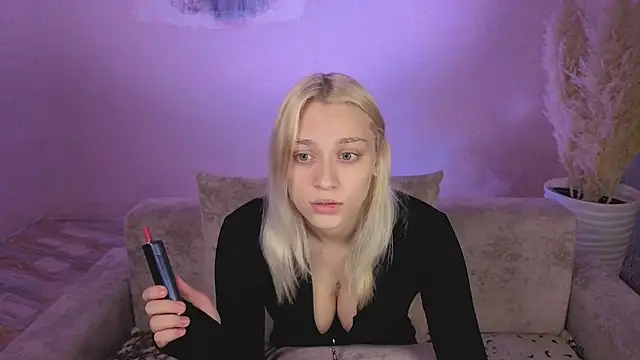 Snapshot of KaraLiin chatting on May 29, 4:49 pm KaraLiin online show from May 29, 4:49 pm