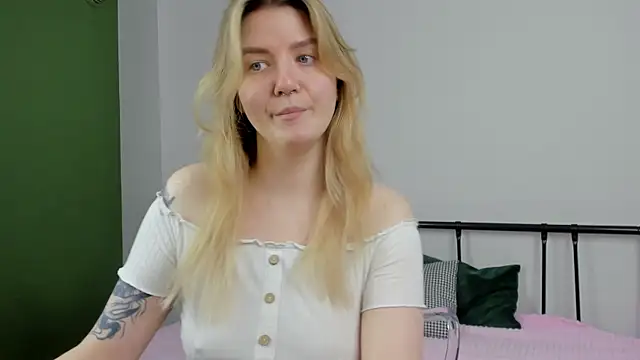 Snapshot of TonyaMeow chatting on June 1, 1:40 am TonyaMeow online show from June 1, 1:40 am