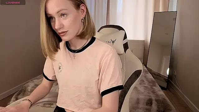 Snapshot of EvaHamilton chatting on June 14, 1:14 am EvaHamilton online show from June 14, 1:14 am