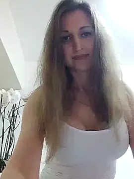 Snapshot of irresistibelle chatting on April 28, 9:09 pm irresistibelle online show from April 28, 9:09 pm