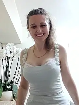 Snapshot of irresistibelle chatting on May 6, 8:03 pm irresistibelle online show from May 6, 8:03 pm
