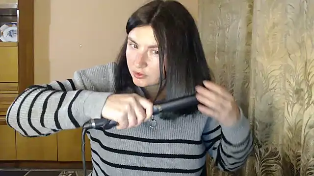 Snapshot of AlinaxJames chatting on April 21, 2:04 am AlinaxJames online show from April 21, 2:04 am