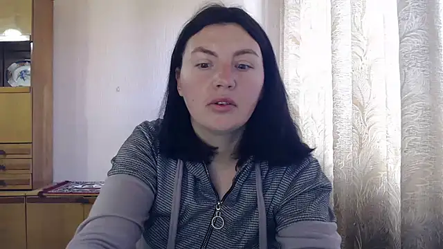 Snapshot of AlinaxJames chatting on April 24, 7:44 am AlinaxJames online show from April 24, 7:44 am