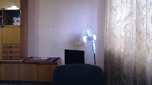 Snapshot of AlinaxJames chatting on May 2, 6:51 am AlinaxJames online show from May 2, 6:51 am