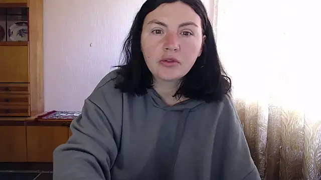 Snapshot of AlinaxJames chatting on May 4, 8:32 am AlinaxJames online show from May 4, 8:32 am