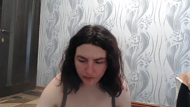 Snapshot of AlinaxJames chatting on June 5, 8:53 am AlinaxJames online show from June 5, 8:53 am