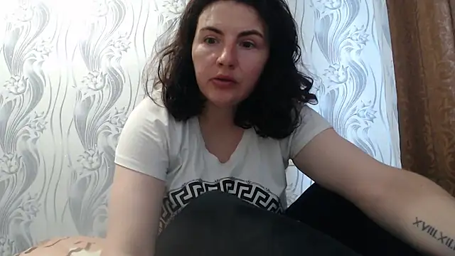 Snapshot of AlinaxJames chatting on June 19, 8:07 am AlinaxJames online show from June 19, 8:07 am