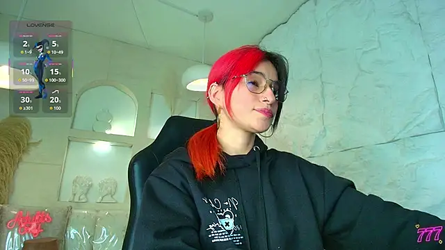 Snapshot of Moon_Red_r chatting on April 21, 7:39 pm Moon Red r online show from April 21, 7:39 pm