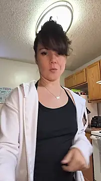 Snapshot of BaileyMFox chatting on June 8, 10:43 pm BaileyMFox online show from June 8, 10:43 pm
