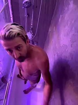 Snapshot of maxbandit chatting on September 25, 12:36 am maxbandit online show from September 25, 12:36 am