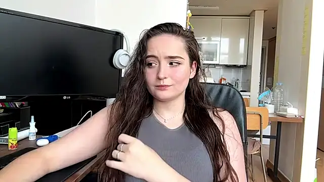 Snapshot of Emilly_Cart chatting on June 4, 3:12 am Emilly Cart online show from June 4, 3:12 am