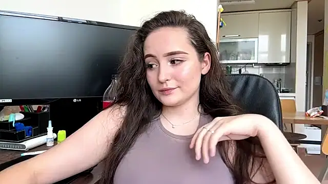 Snapshot of Emilly_Cart chatting on June 12, 3:16 am Emilly Cart online show from June 12, 3:16 am