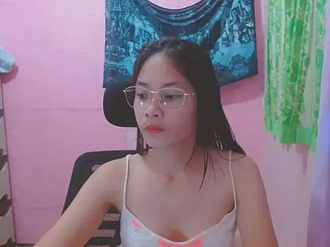 Snapshot of Sweetsexylady19 chatting on May 11, 12:44 pm Sweetsexylady19 online show from May 11, 12:44 pm