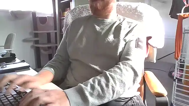 Snapshot of richard9718 chatting on May 5, 3:42 pm richard9718 online show from May 5, 3:42 pm