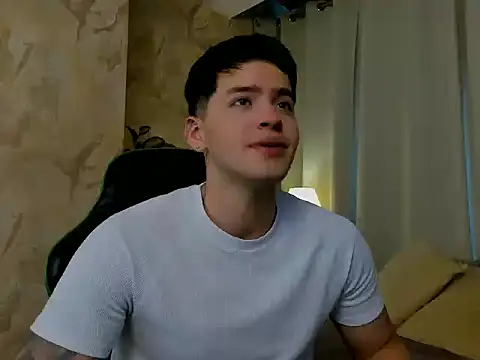 Snapshot of RONNY_COLTON chatting on May 4, 10:06 pm RONNY COLTON online show from May 4, 10:06 pm