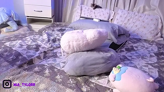 Mia Tylor01 online show from July 1, 2:57 am