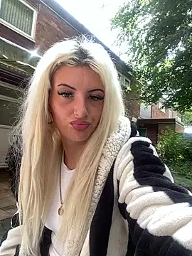 Snapshot of Livistreetxx chatting on June 14, 12:18 pm Livistreetxx online show from June 14, 12:18 pm