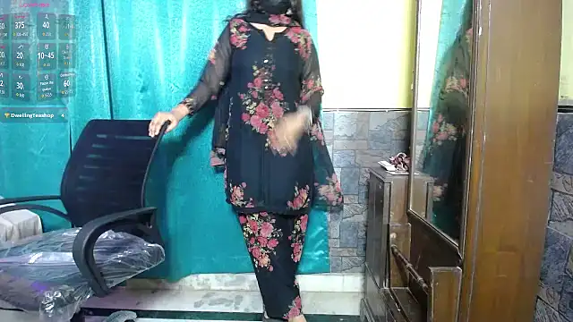 Snapshot of -Queenie chatting on July 25, 7:00 pm -Queenie online show from July 25, 7:00 pm