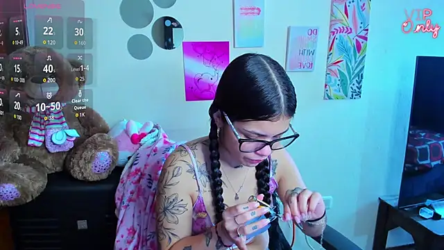 Snapshot of angelina_77 chatting on June 3, 2:33 pm angelina 77 online show from June 3, 2:33 pm