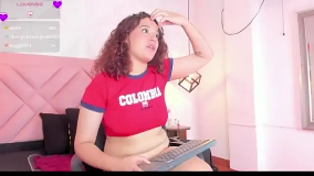 Snapshot of curly_babe chatting on June 14, 4:58 am curly babe online show from June 14, 4:58 am