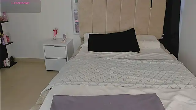 Snapshot of melanyangel99 chatting on May 20, 10:49 pm melanyangel99 online show from May 20, 10:49 pm
