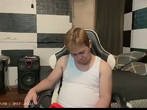 Snapshot of FuckMeeGUYS chatting on June 16, 1:58 pm FuckMeeGUYS online show from June 16, 1:58 pm