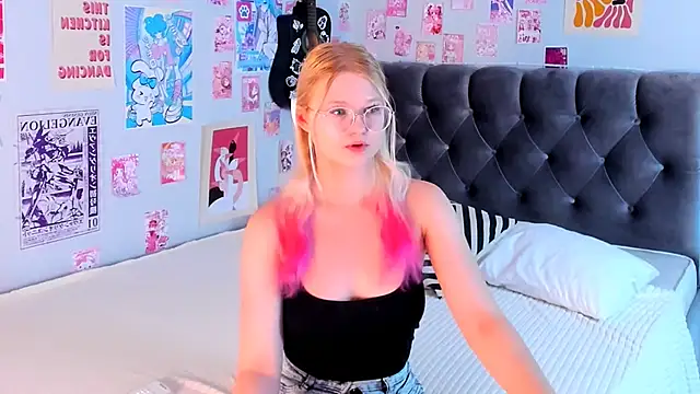Snapshot of LunariaFox chatting on June 4, 2:23 pm LunariaFox online show from June 4, 2:23 pm