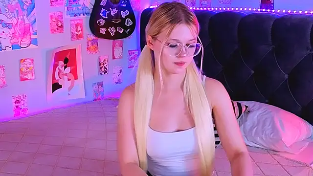 Snapshot of LunariaFox chatting on July 15, 2:44 pm LunariaFox online show from July 15, 2:44 pm
