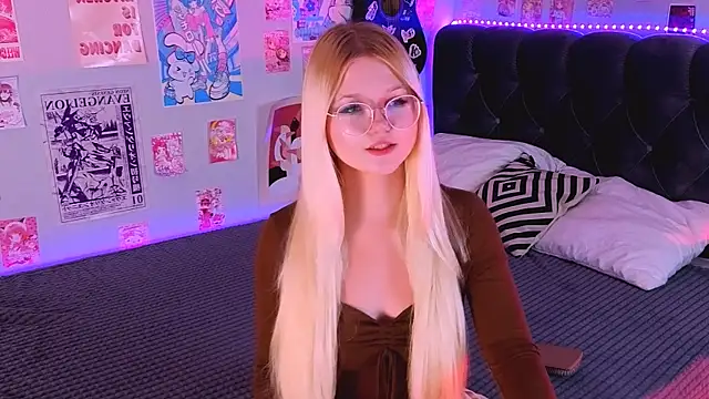 Snapshot of LunariaFox chatting on July 24, 2:37 pm LunariaFox online show from July 24, 2:37 pm